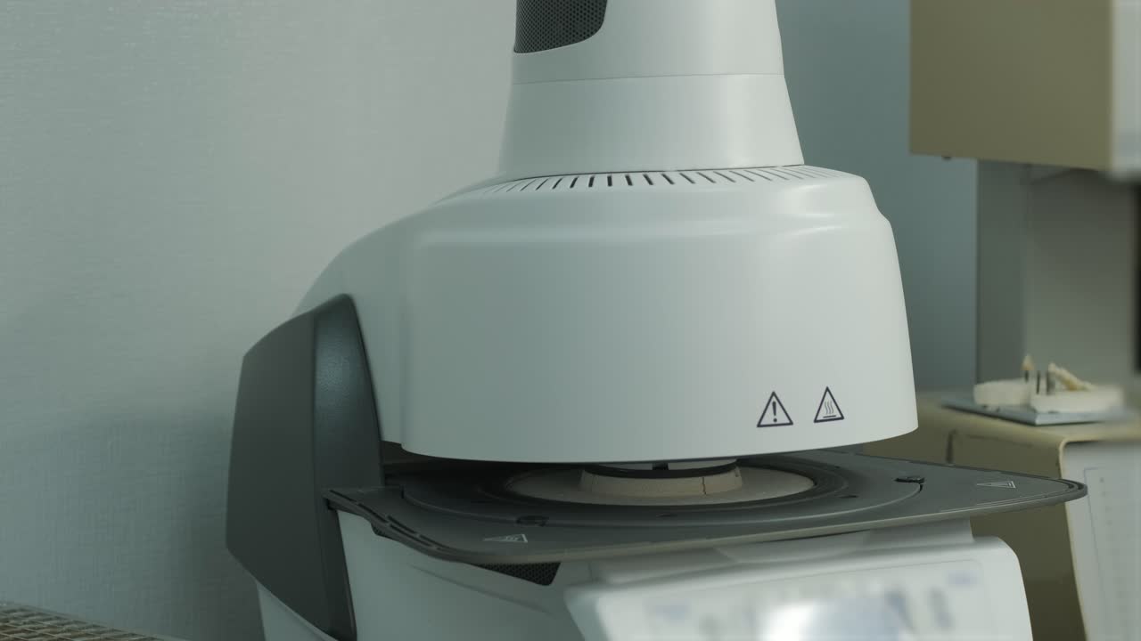 Dental ceramic furnace processing dental crowns