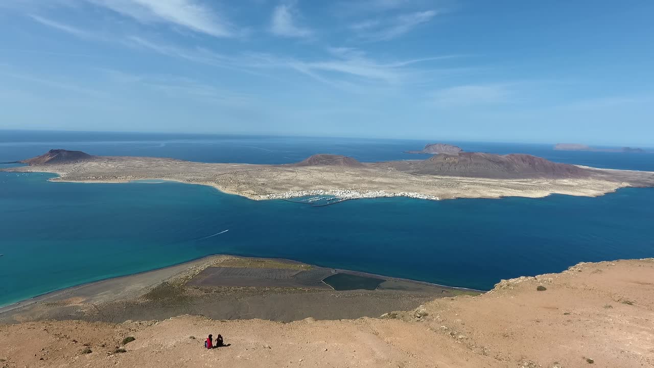 Vista dall'alto dell'isola di La Graciosa e del villaggio di Caleta de Sebo da Lanzarote, Spagna.