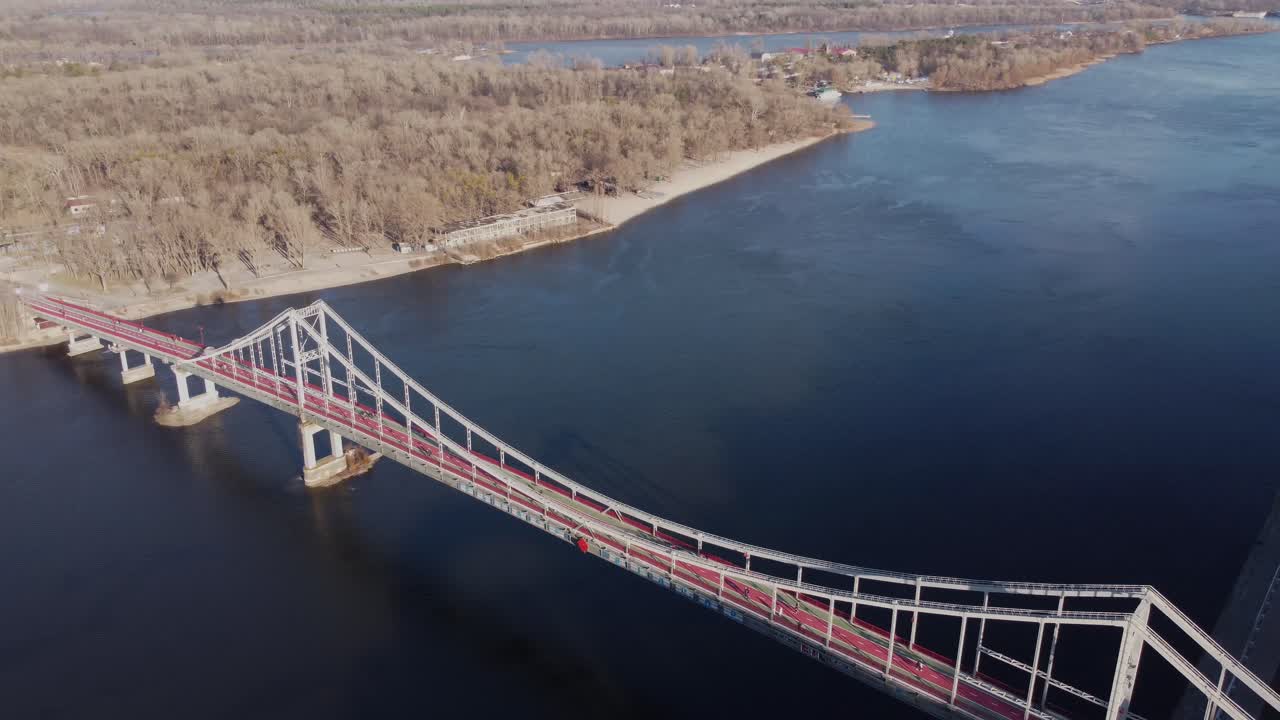 공중 드론 뷰. 디네프르 강과 키예프의 포 ⁇  구역의 모습.
