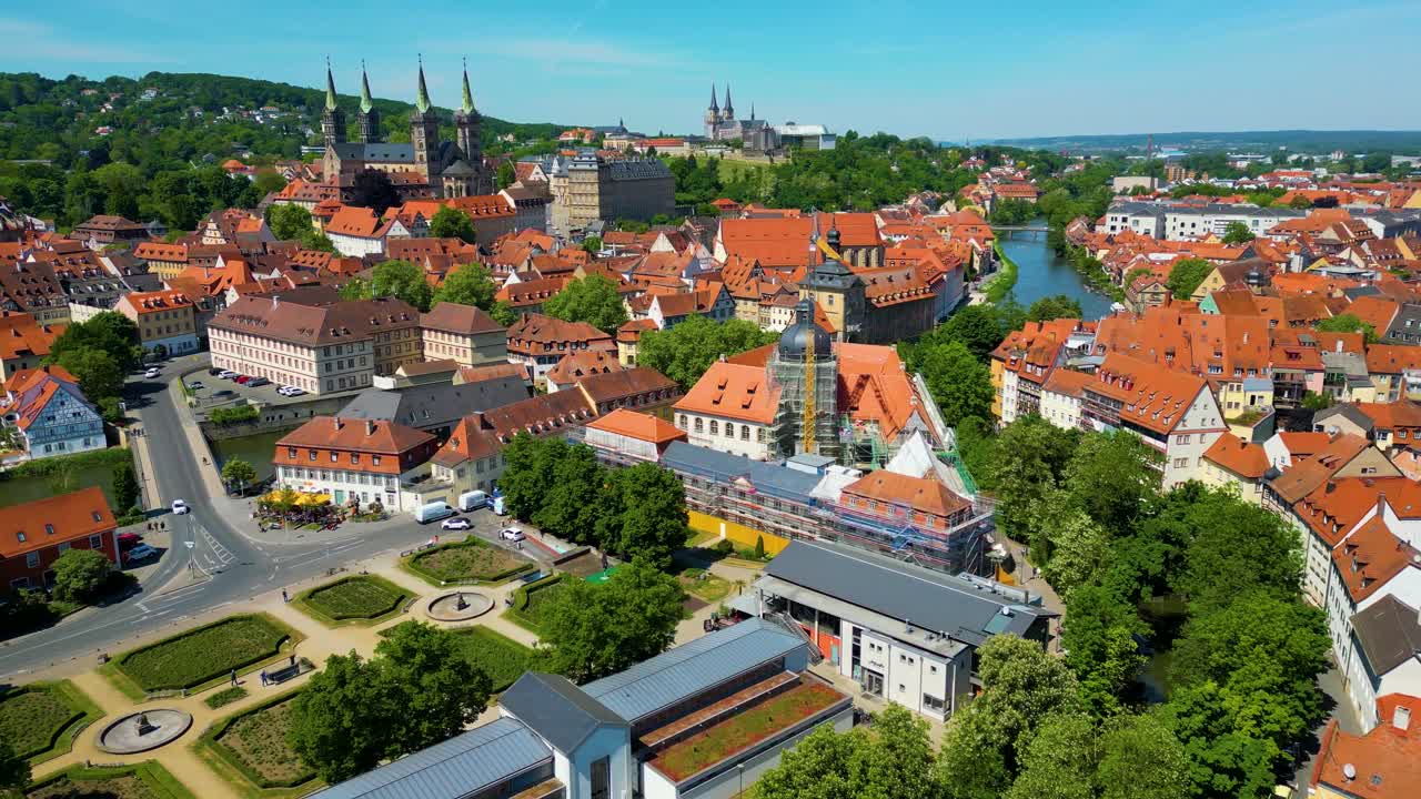 4K drönarvideo från luften av byggkranar nära Bambergs katedral och Michaelsberg kloster längs floden Regnitz i Bambergs historiska gamla stad, Tyskland
