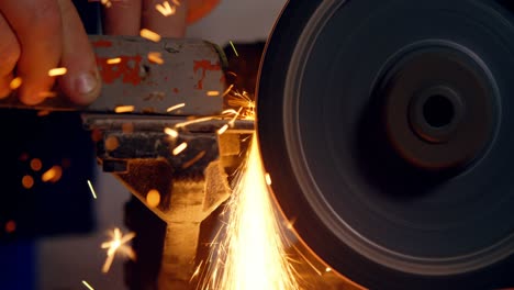 trabajador que da forma al metal en la máquina 4k
