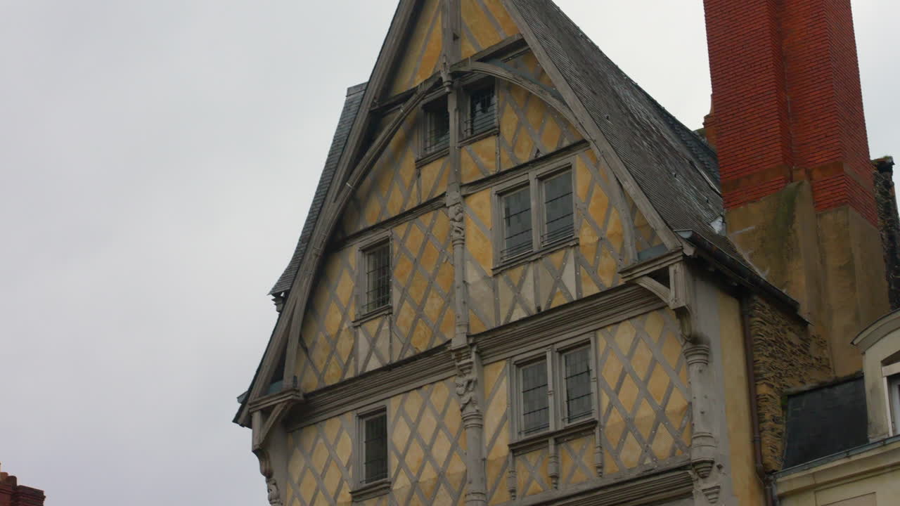 아담의 집, 분노의 도시에 있는 오래된 반목조 집, 프랑스 - 낮은 각도