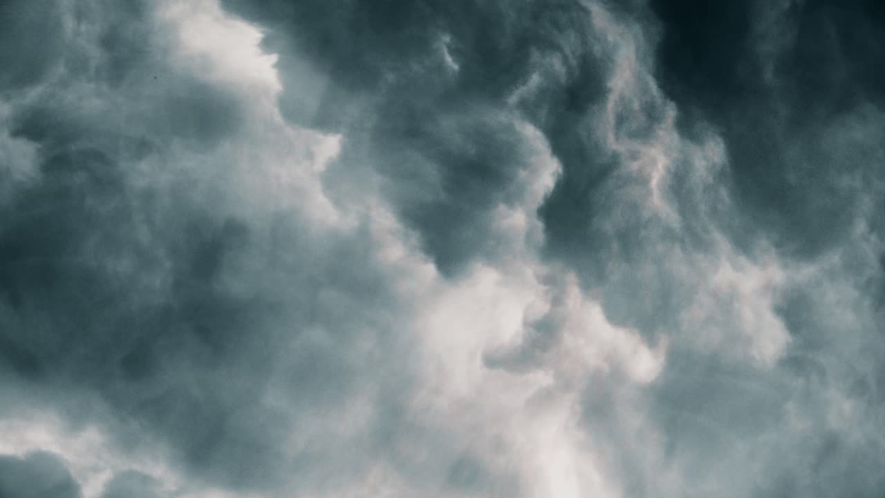 4k volando entre tormenta de nubes