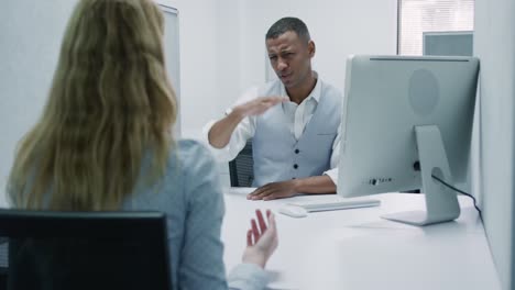 hombre de negocios y mujer hablando