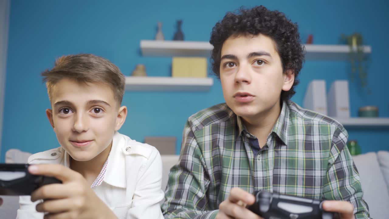 재미있는 형제들이 집에서 함께 게임을 하고 있습니다.