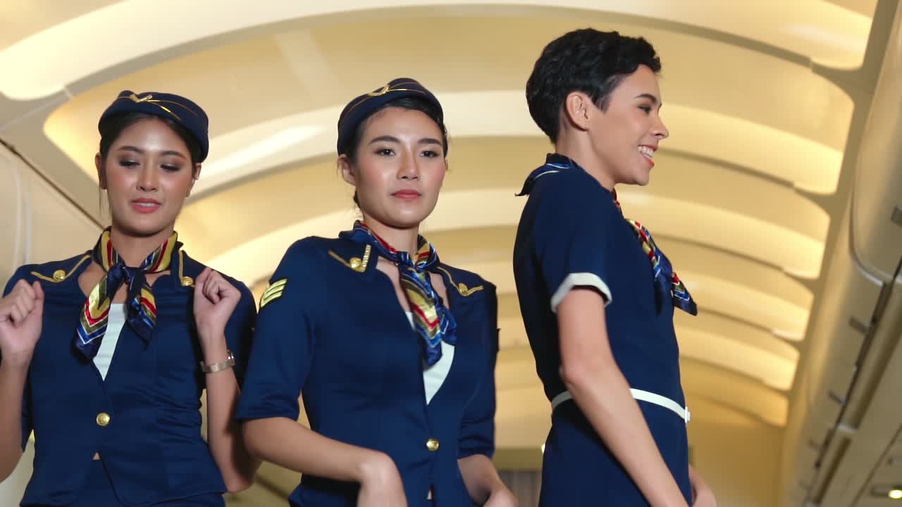 Awak kabin menari dengan gembira di pesawat terbang