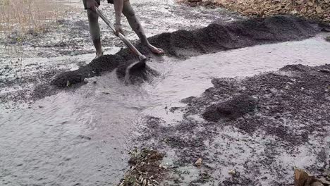 securing borewell pit with concrete tar by manual labour