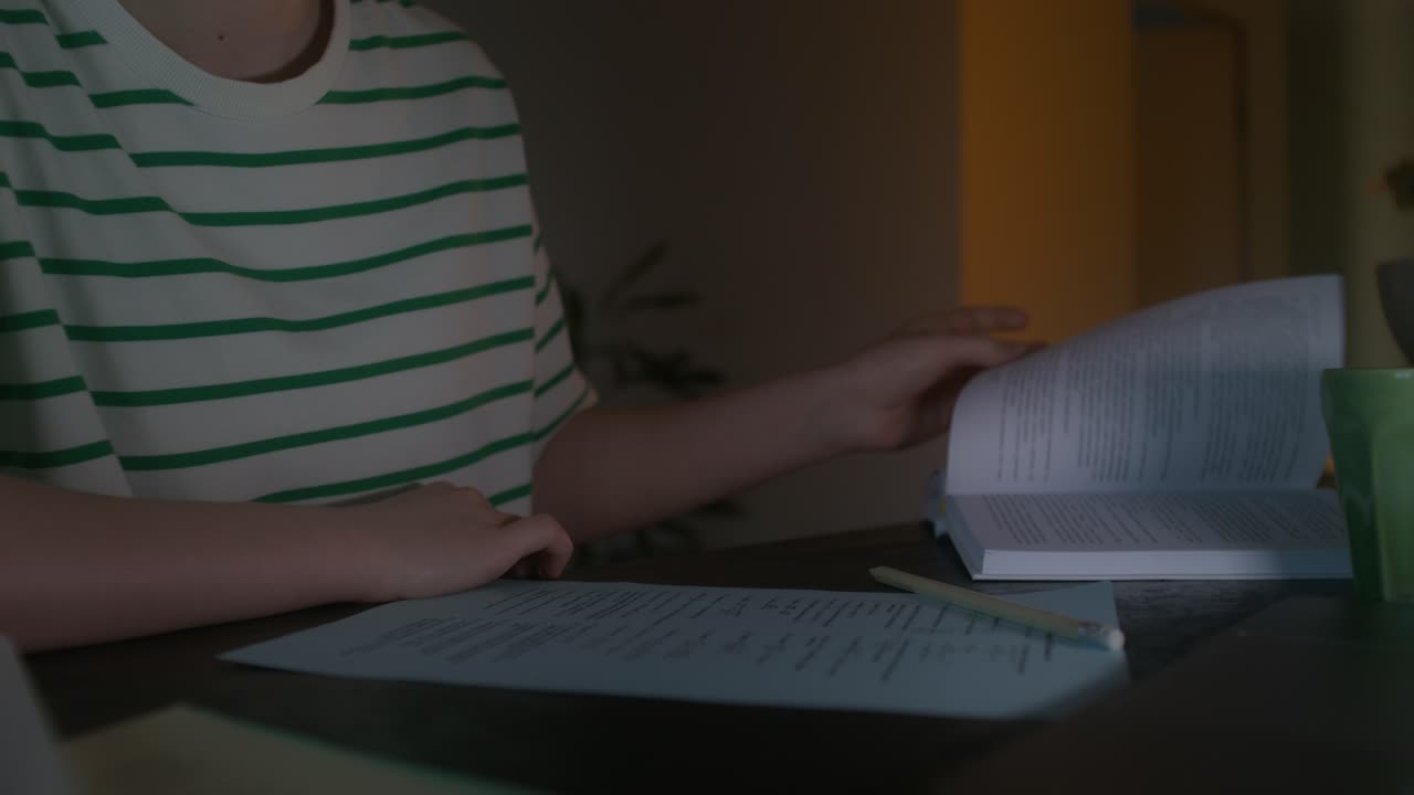 estudiante estudiando por la noche