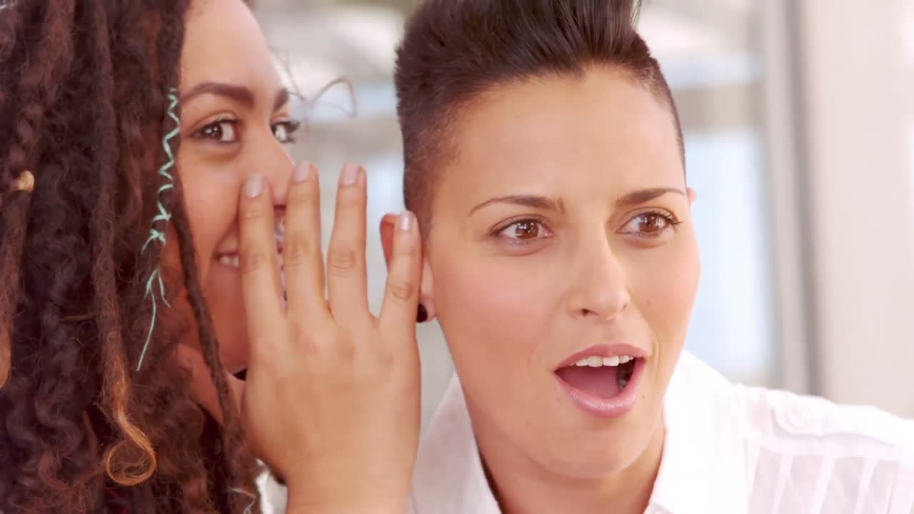 mujeres compartiendo un secreto.