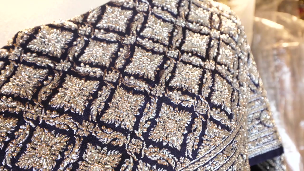 Elegante abito tradizionale thailandese in diversi stili su manichino.