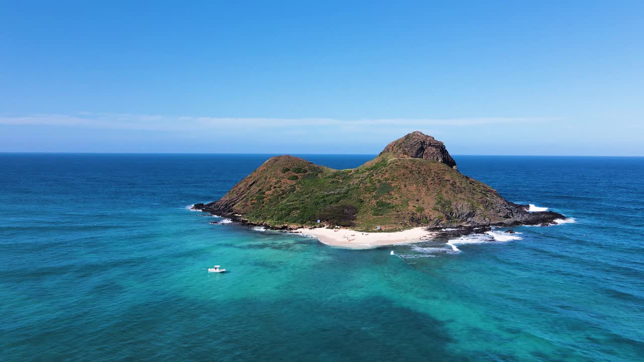 toma aérea de la isla mokulua con playa de arena lanikai, cielo azul y día soleado