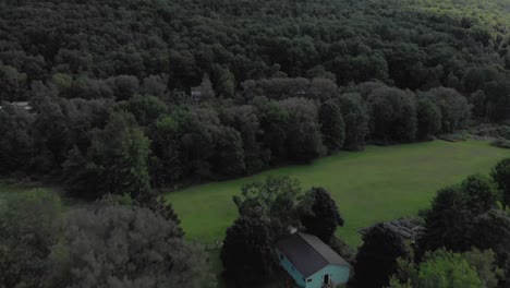 Drone-flyover-a-small-mountain-house-in-the-Catskill-Mountains-of-New-York-State