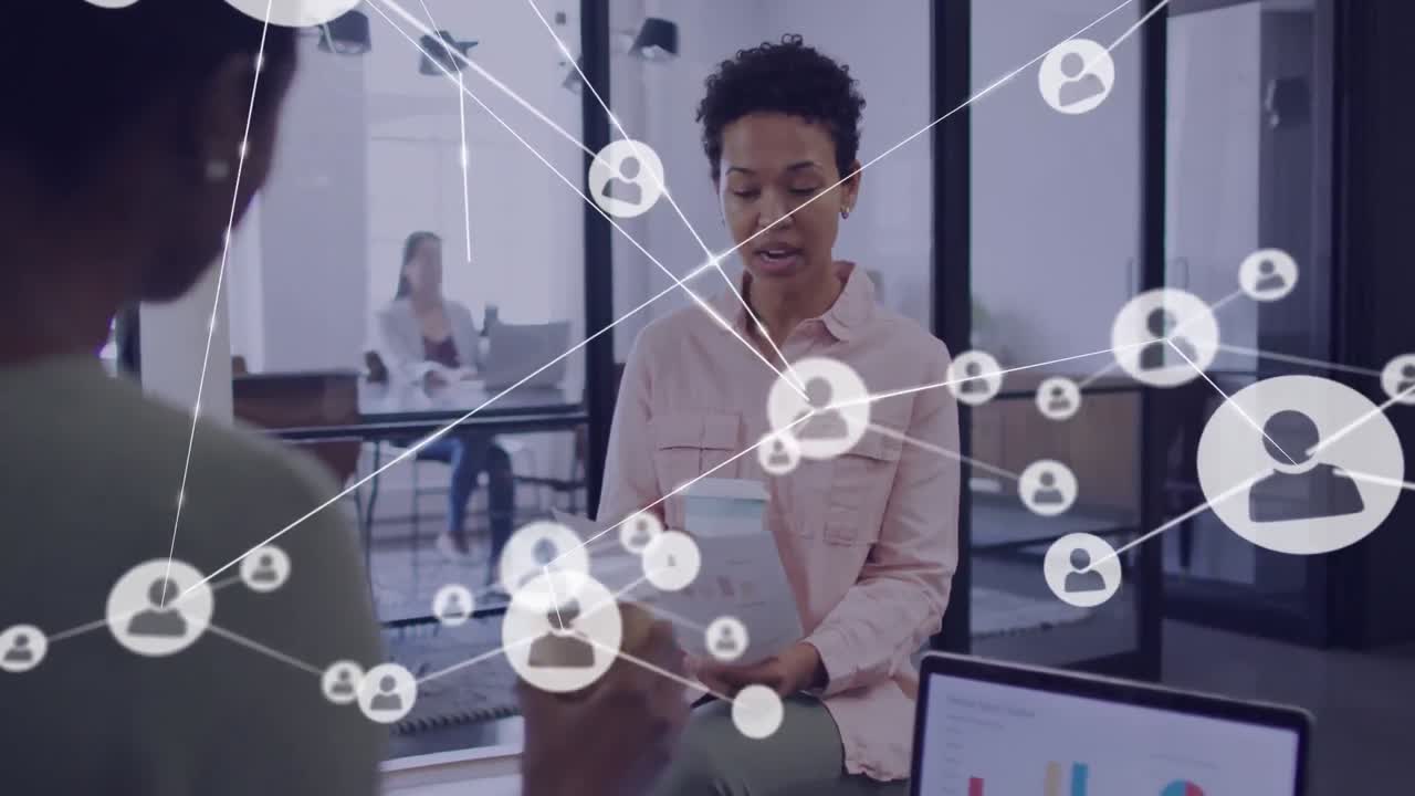 Animazione di icone e connessioni su diversi professionisti in ufficio