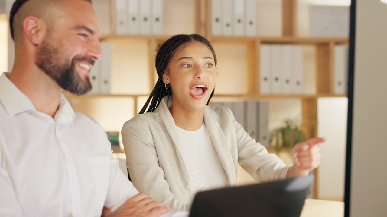 사무실 에서 컴퓨터 를 사용 하는 남자 와 여자 의 만남