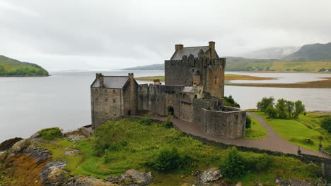 Castillo-De-Eilean-Donan-En-Las-Tierras-Altas-De-Escocia,-Escocia