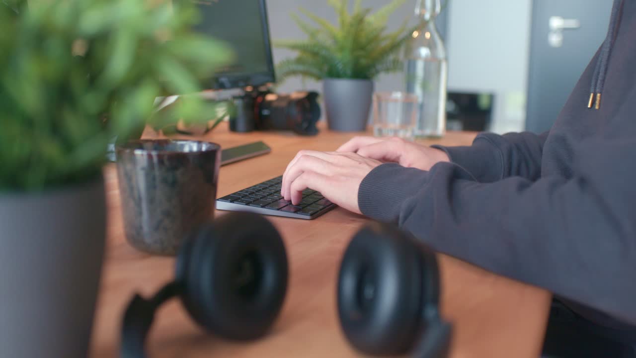Persona che digita al computer