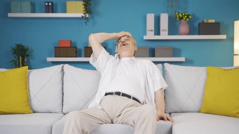 Old-man-experiencing-sudden-movement-dizziness.
