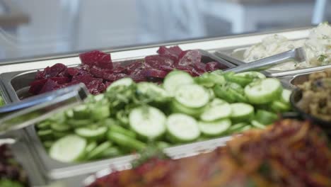 saladas gourmet frescas en exhibición en una ventana de un café