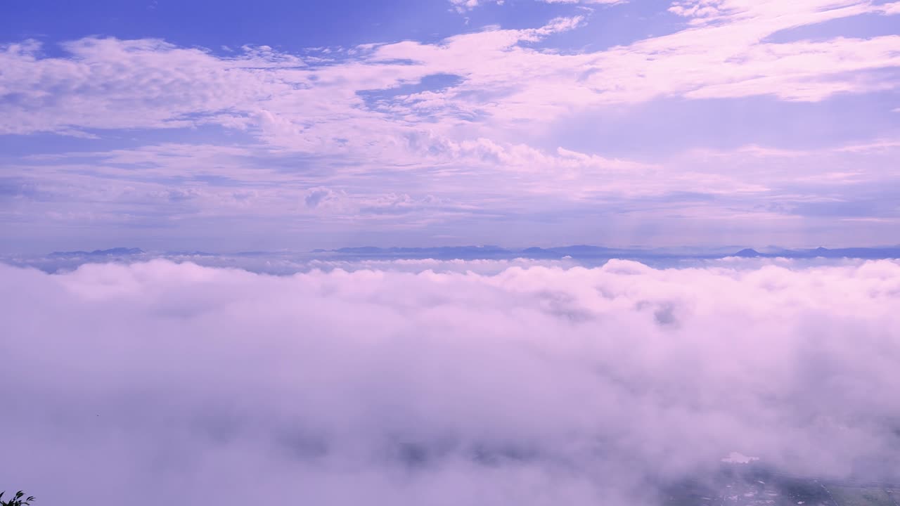 밝은 푸른 하늘에서 가운 하 구름이 날아 갔다. 태양의 뜨거운 여름 주, 4k 비디오
