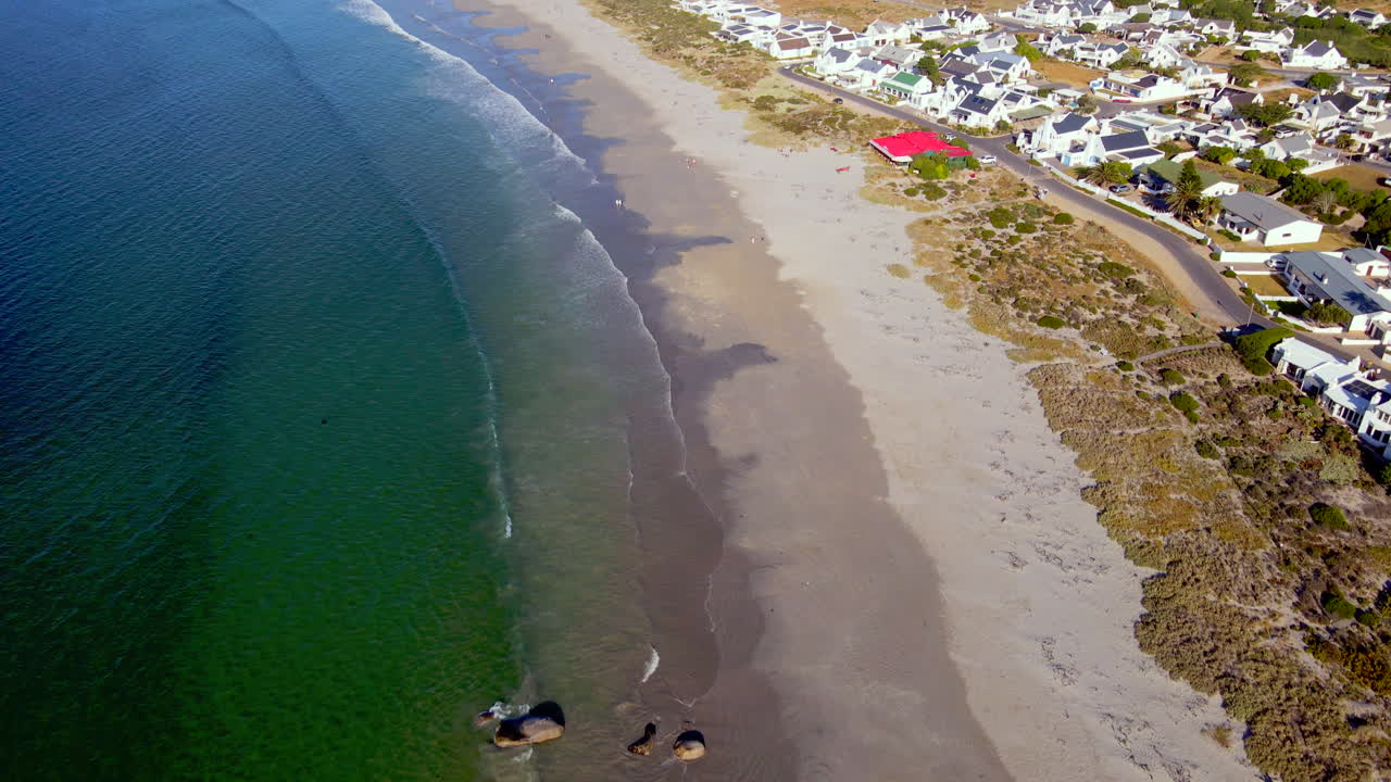 드론 트-업은 웨스쿠스의 해안 도시 파테르노스터의 경치 좋은 색 집을 보여줍니다.