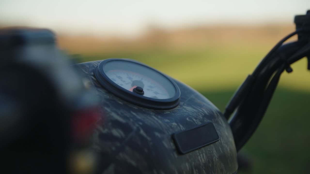 위장된 atv 사륜차 속도계