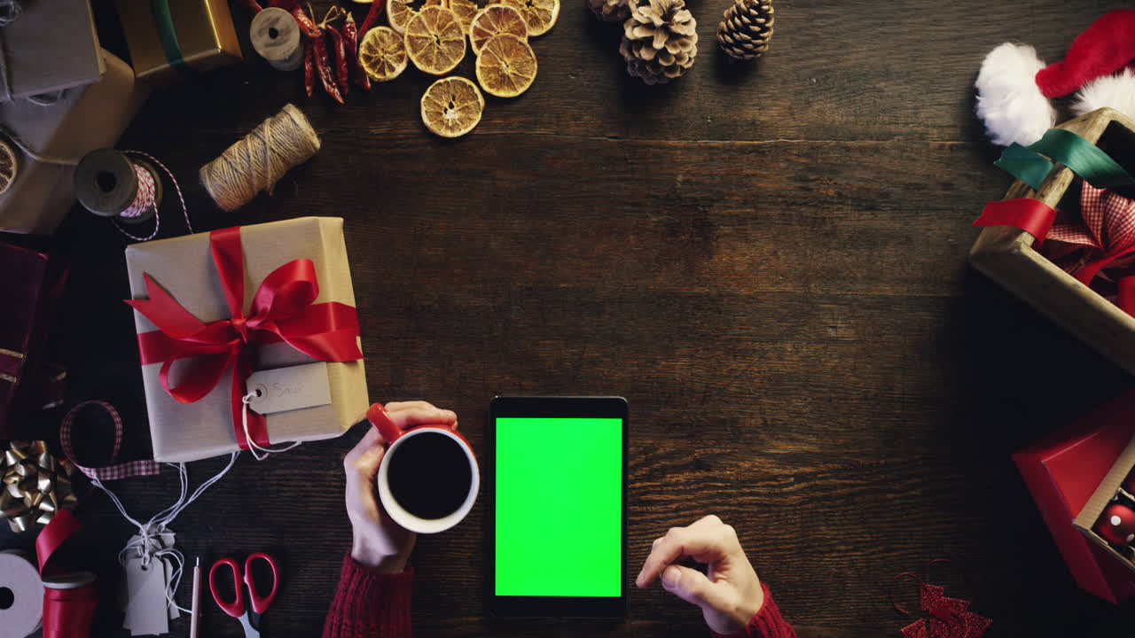 vista superior manos de navidad usando pantalla táctil tableta navidad presenta lista de compras desde arriba - dragón épico rojo