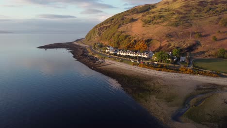 vista aérea de la ciudad escocesa de catacol en la isla de arran al atardecer, escocia