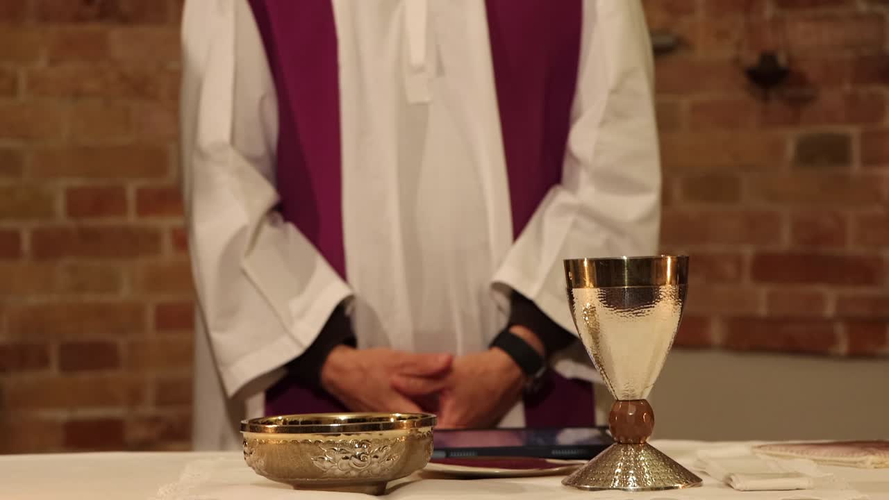 the priest is a human being, who makes mistakes, loves, embraces and shows the love of God made flesh in Jesus Christ. The Eucharist is a way to express: the mass