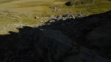 Vuelo-Acrobático-Con-Drone-Rápido-FPV-Sobre-La-Superficie-Rocosa-De-La-Montaña-Alpina-De-Cima-Fontana-En-Valmalenco