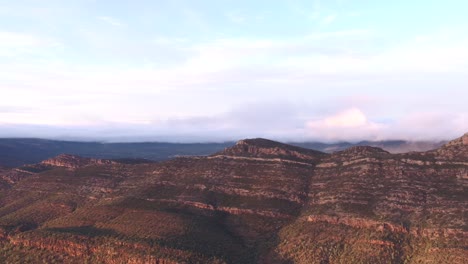 Metraje-De-Drones-Wilpena-Pound-Al-Amanecer