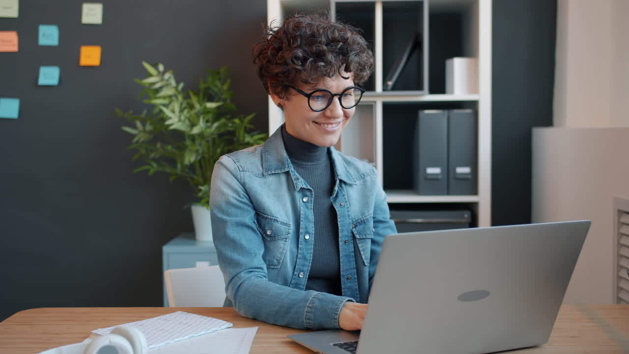 mujer trabajando en una computadora portátil en una oficina moderna