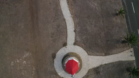 mujer caminando por el camino en los famosos molinos de viento de porto santo, antena