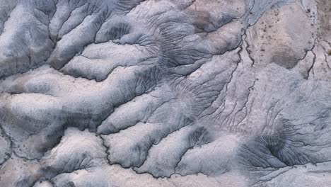 Antena-Hacia-Adelante-De-Arriba-Hacia-Abajo-Sobre-El-Paisaje-Montañoso-De-Utah,-Vista-Panorámica-Del-Desierto