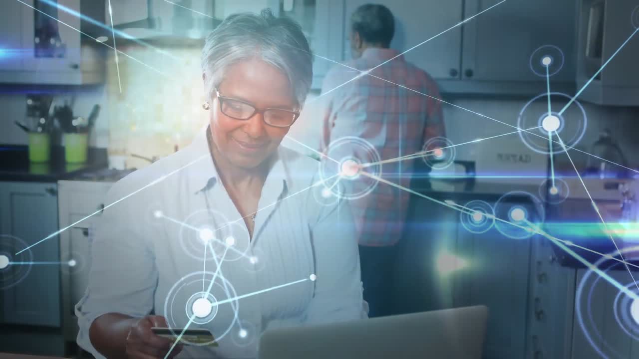 pareja de ancianos caucásicos en distanciamiento social comprando en línea