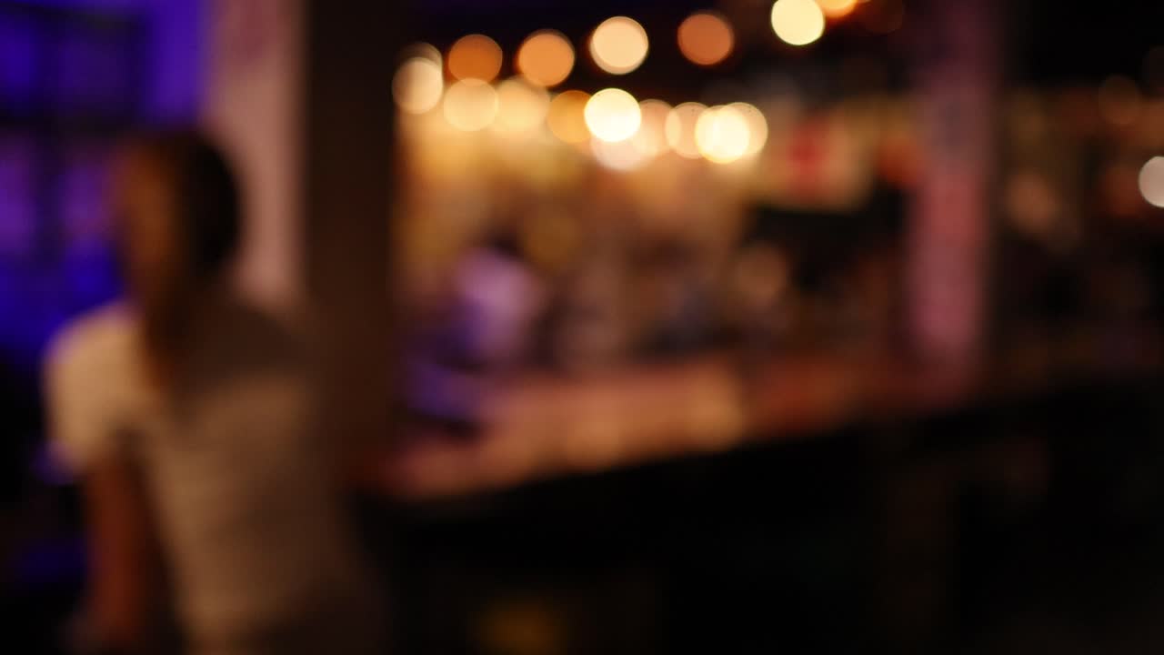 immagini sfocate di un bar a bangkok