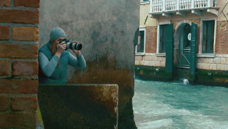 Frau-Fotografiert-Segelboot