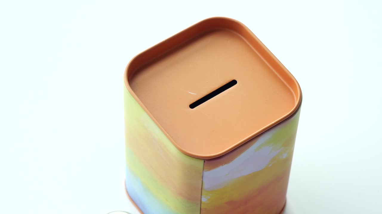 niño ahorrando dinero en la alcancía