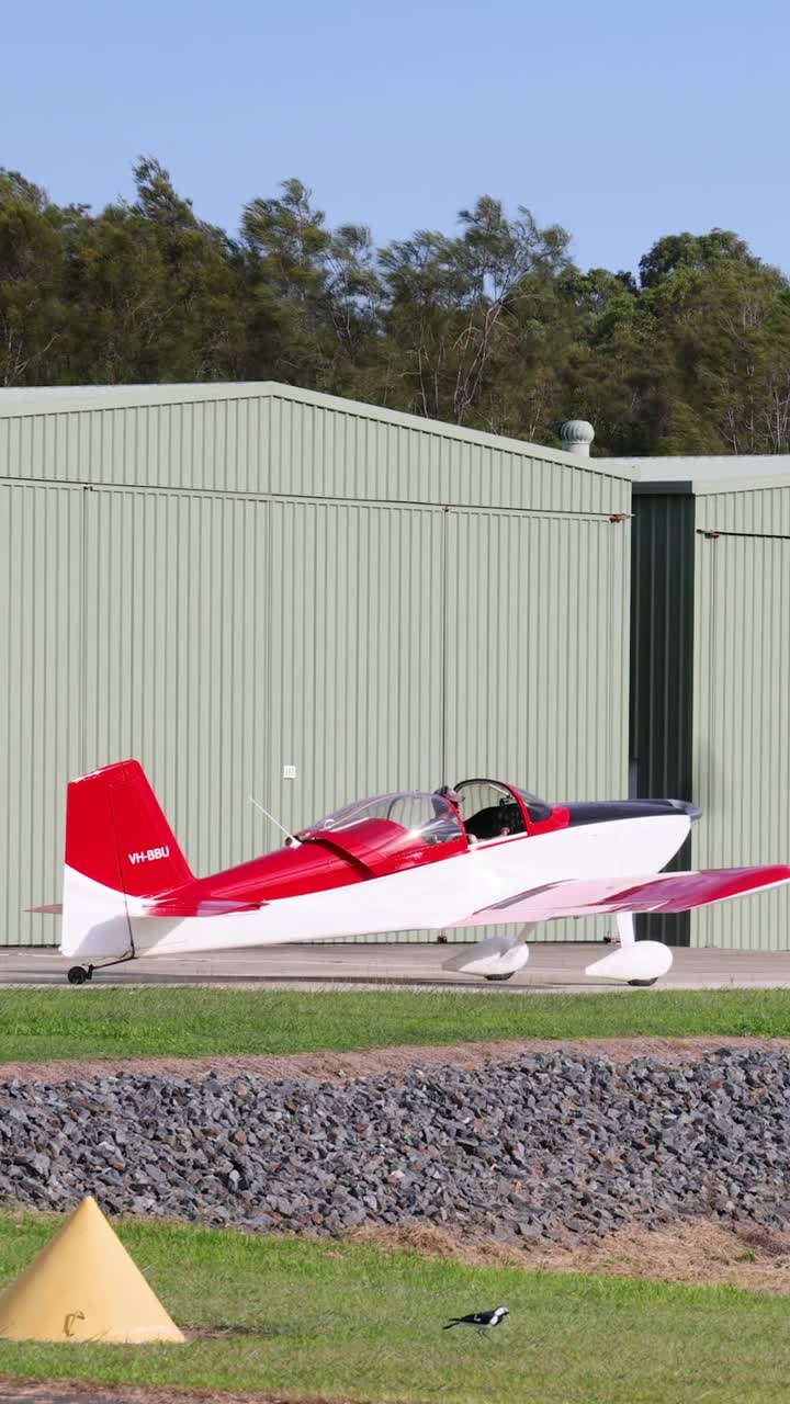 빨간색과 색의 비행기가 이륙합니다.