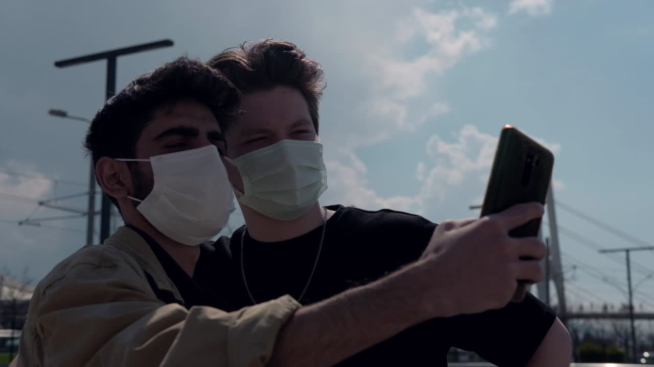 마스크 남성 통화 전화