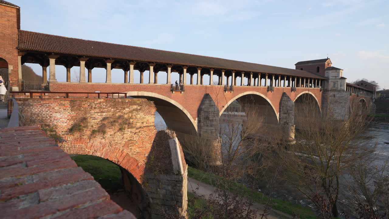 Il Ponte Coperto è un ponte sul fiume Ticino a Pavia in una giornata di sole, Lombardia, Italia