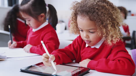 Una-Joven-Colegiala-Dibujando-Con-Una-Tableta-En-Una-Clase-De-Escuela-Infantil,-De-Cerca