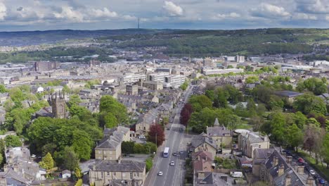 toma aérea de drones que se eleva sobre la histórica ciudad inglesa de huddersfield en yorkshire