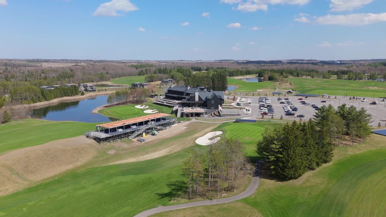 Golfbanen TPC Toronto at Osprey Valley byder på frodige greens, et moderne klubhus og rigelig parkering. Ideel til reklamevideoer eller rejseindhold.
