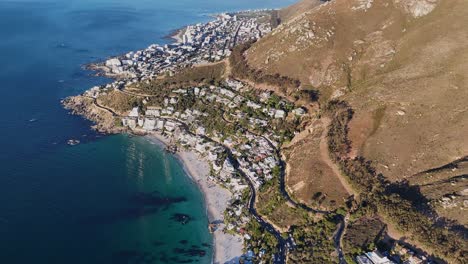 vista aérea de drones de la playa de clifton en ciudad del cabo, sudáfrica con hermosas aguas azules y acuáticas