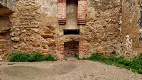 vista en primera persona caminando a través de la puerta de un antiguo castillo hacia las ruinas y la chimenea de la antigua habitación