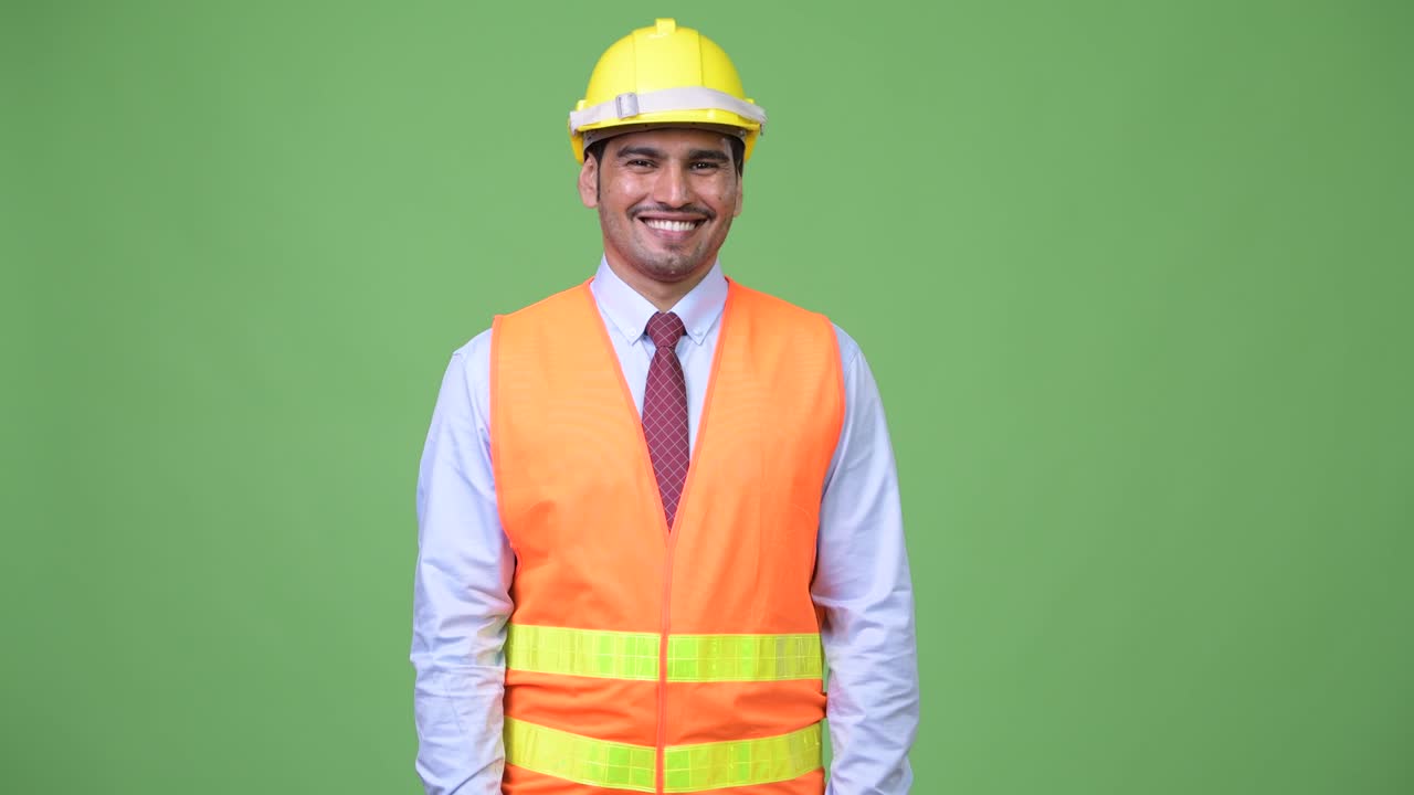 joven persiano feliz trabajador de la construcción