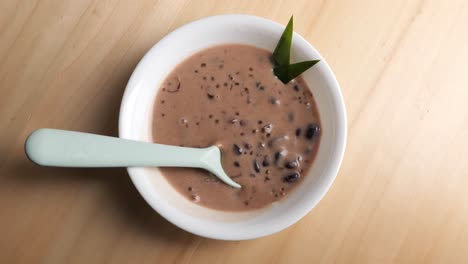 top view of a spoon place into bubur kacang hijau