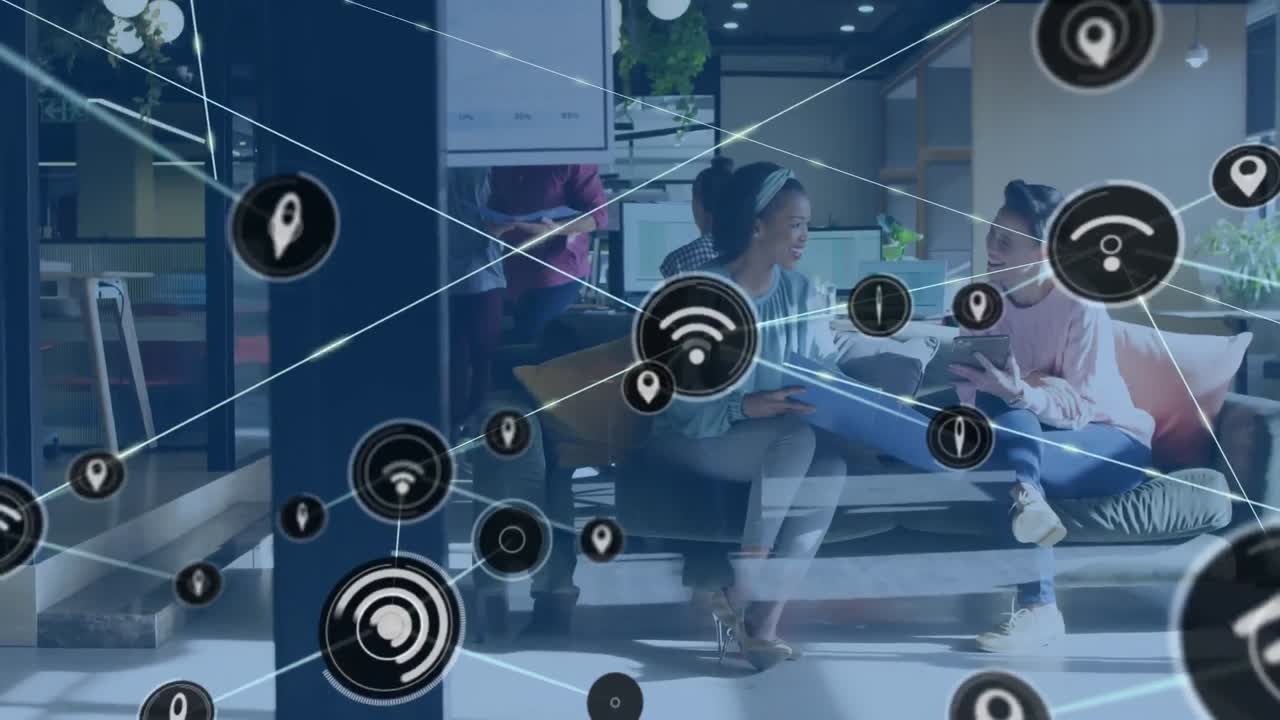 사무실에서 토론하는 두 명의 다양한 여성에 대한 디지털 아이콘 네트워크의 애니메이션