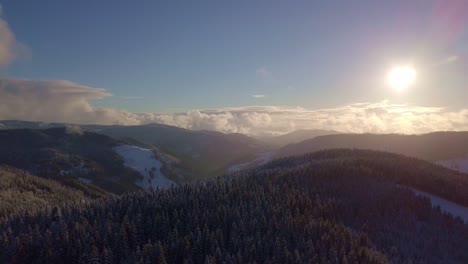 Drohnenaufnahme-Eines-Ortes-Mit-Schnee