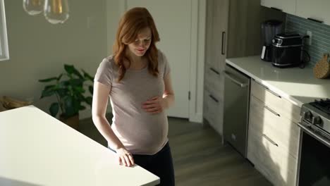 mujer embarazada en la cocina